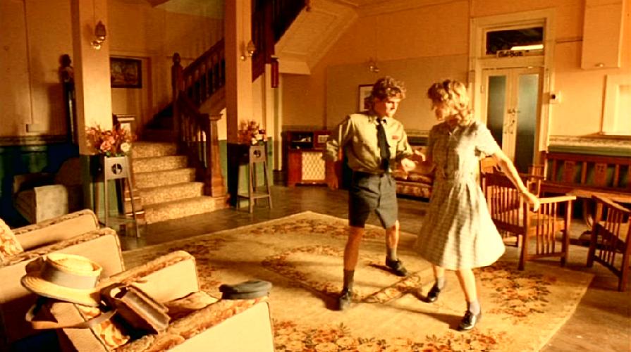 THE DELINQUENTS. CHARLIE SCHLATTER EN EL PAPEL DE BROWNIE Y KYLIE MINOGUE EN EL DE LOLA