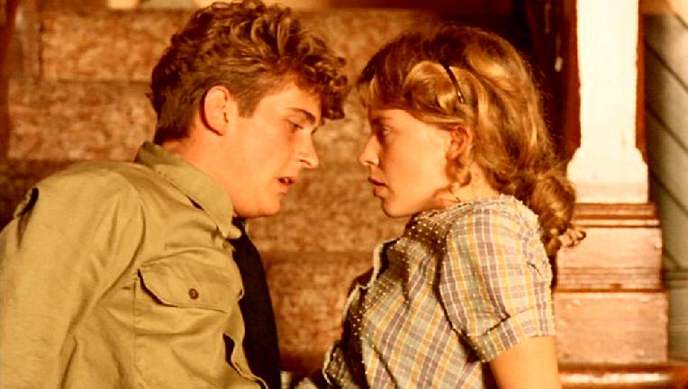 THE DELINQUENTS. CHARLIE SCHLATTER EN EL PAPEL DE BROWNIE Y KYLIE MINOGUE EN EL DE LOLA