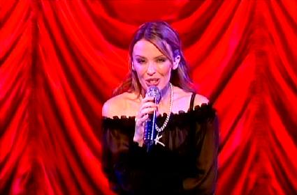 KYLIE FRENTE A SUS HERMANOS