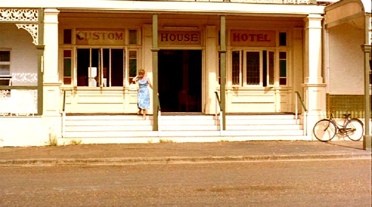 THE DELINQUENTS. CHARLIE SCHLATTER EN EL PAPEL DE BROWNIE Y KYLIE MINOGUE EN EL DE LOLA