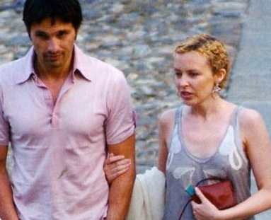 KYLIE MINOGUE Y OLIVIER MARTINEZ