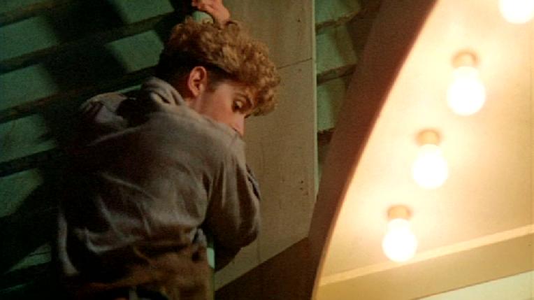 THE DELINQUENTS. CHARLIE SCHLATTER EN EL PAPEL DE BROWNIE Y KYLIE MINOGUE EN EL DE LOLA