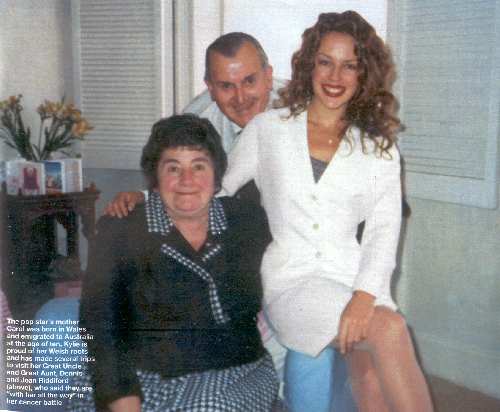 HELLO N.869 DE 2 DE JUNIO DE 2005. KYLIE CON SUS TIOS ABUELOS DE WALES