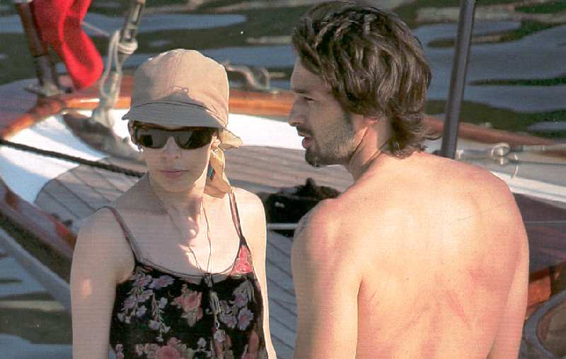 KYLIE MINOGUE EN HELLO 884