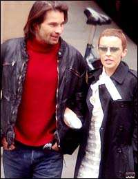 KYLIE MINOGUE Y OLIVIER MARTINEZ PASEANDO POR PARIS