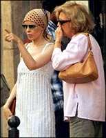 KYLIE MINOGUE Y SU MADRE EN PARIS