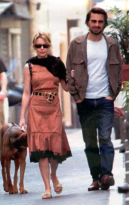 KYLIE PASEANDO POR PARIS EN ABRIL CON OLIVIER MARTINEZ Y SU PERRO