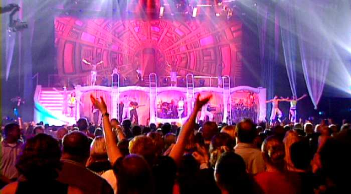 KYLIE MINOGUE 'SPINING AROUND' LIVE IN SIDNEY