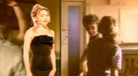 THE DELINQUENTS. CHARLIE SCHLATTER EN EL PAPEL DE BROWNIE Y KYLIE MINOGUE EN EL DE LOLA