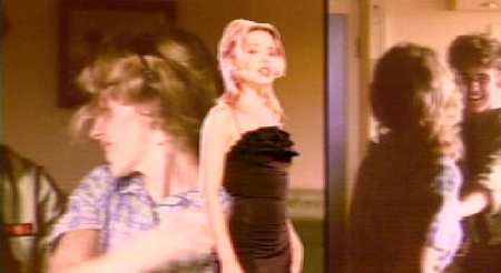 THE DELINQUENTS. CHARLIE SCHLATTER EN EL PAPEL DE BROWNIE Y KYLIE MINOGUE EN EL DE LOLA